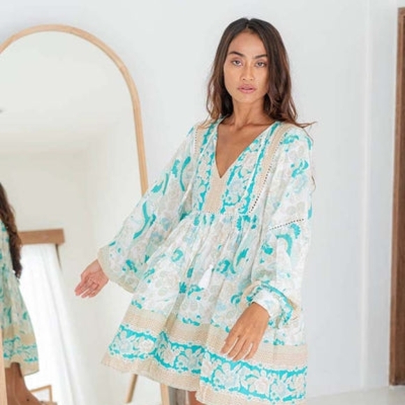 Elegant Floral Mini Dress in Cream and Blue - Picture 2 of 10